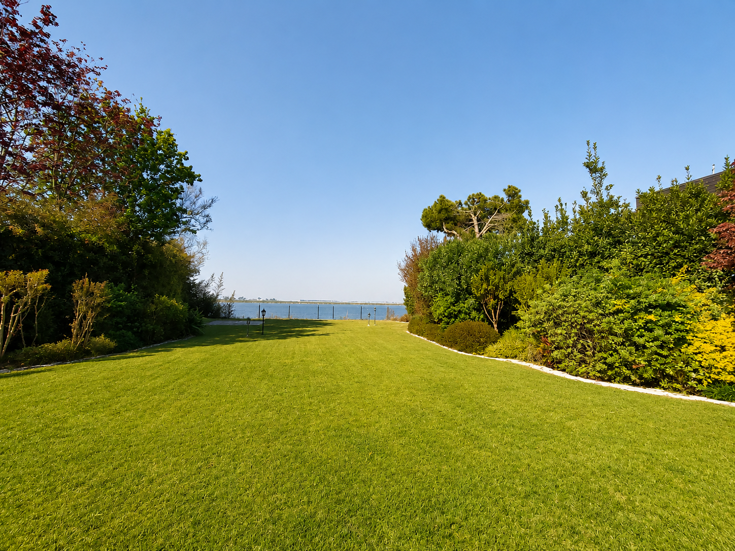 Villa Albarella — giardino con vista diretta sulla laguna