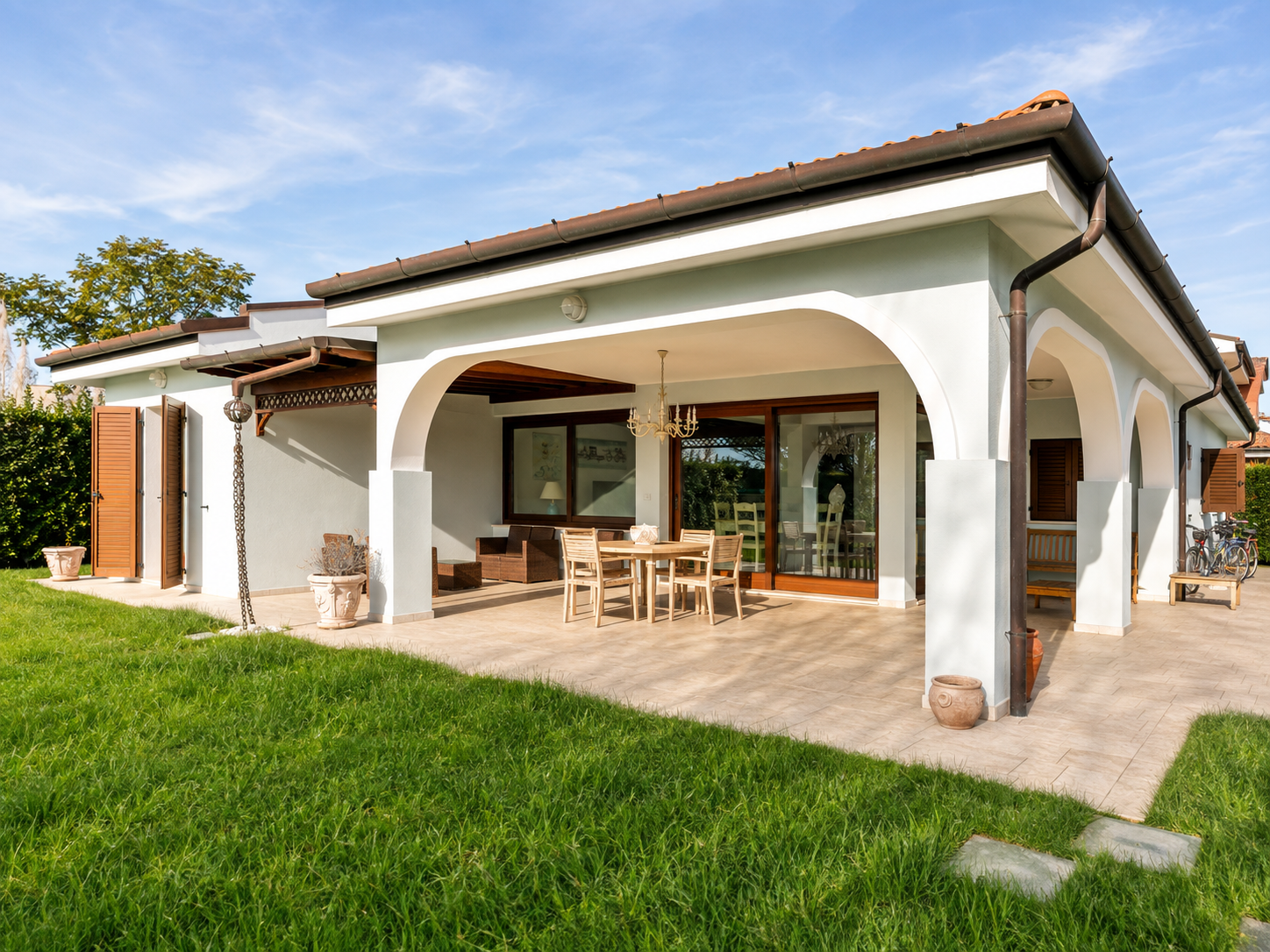 Villa Albarella — esterno con terrazza coperta e giardino
