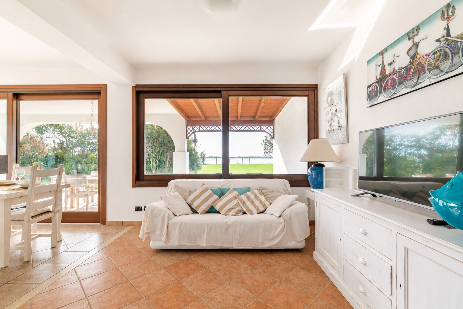 Villa Albarella — soggiorno con vista laguna dalla vetrata panoramica