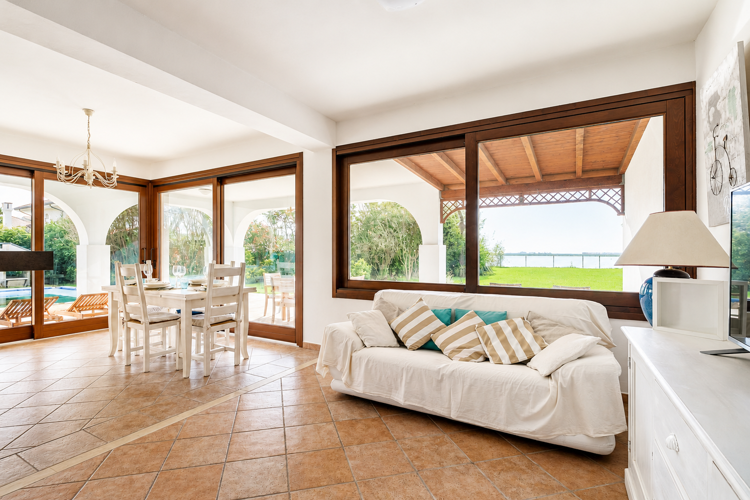 Villa Albarella — soggiorno e sala da pranzo con vista piscina