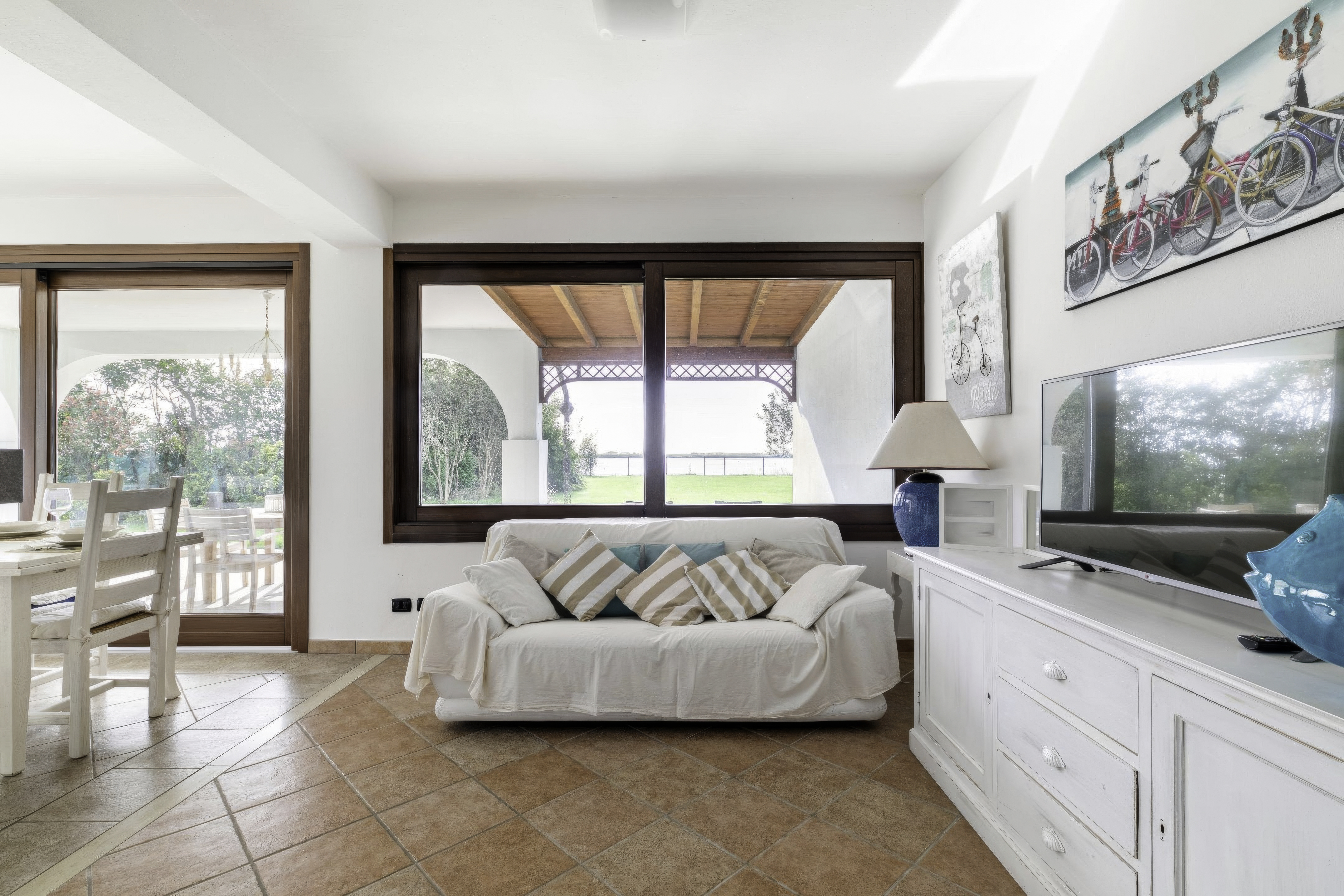 Villa Albarella living room with lagoon view through panoramic window